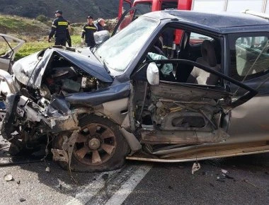 Είχαν Άγιο! Σφοδρή μετωπική σύγκρουση με τρεις τραυματίες στο δρόμο Λιβαδειάς - Αράχωβας (φώτο)